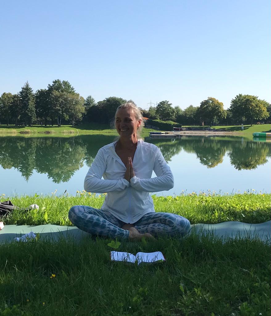 Yogalehrerin Mirjam LANGER